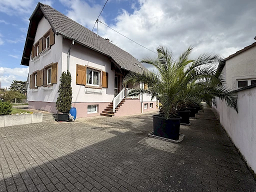 A saisir , belle maison 7 pièces sur 11,5 ares de terrain.