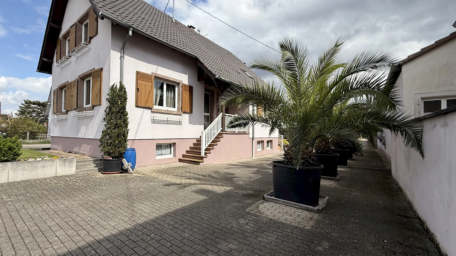 A saisir , belle maison 7 pièces sur 11,5 ares de terrain.