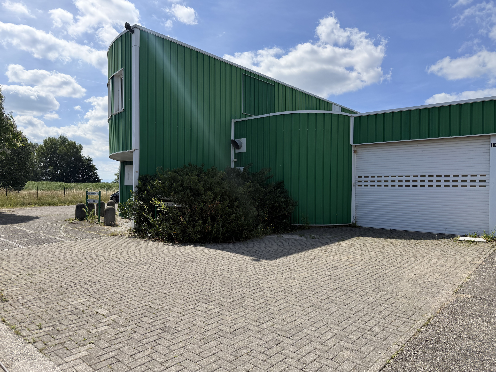 Hall stockage , bureaux 280 m2 .