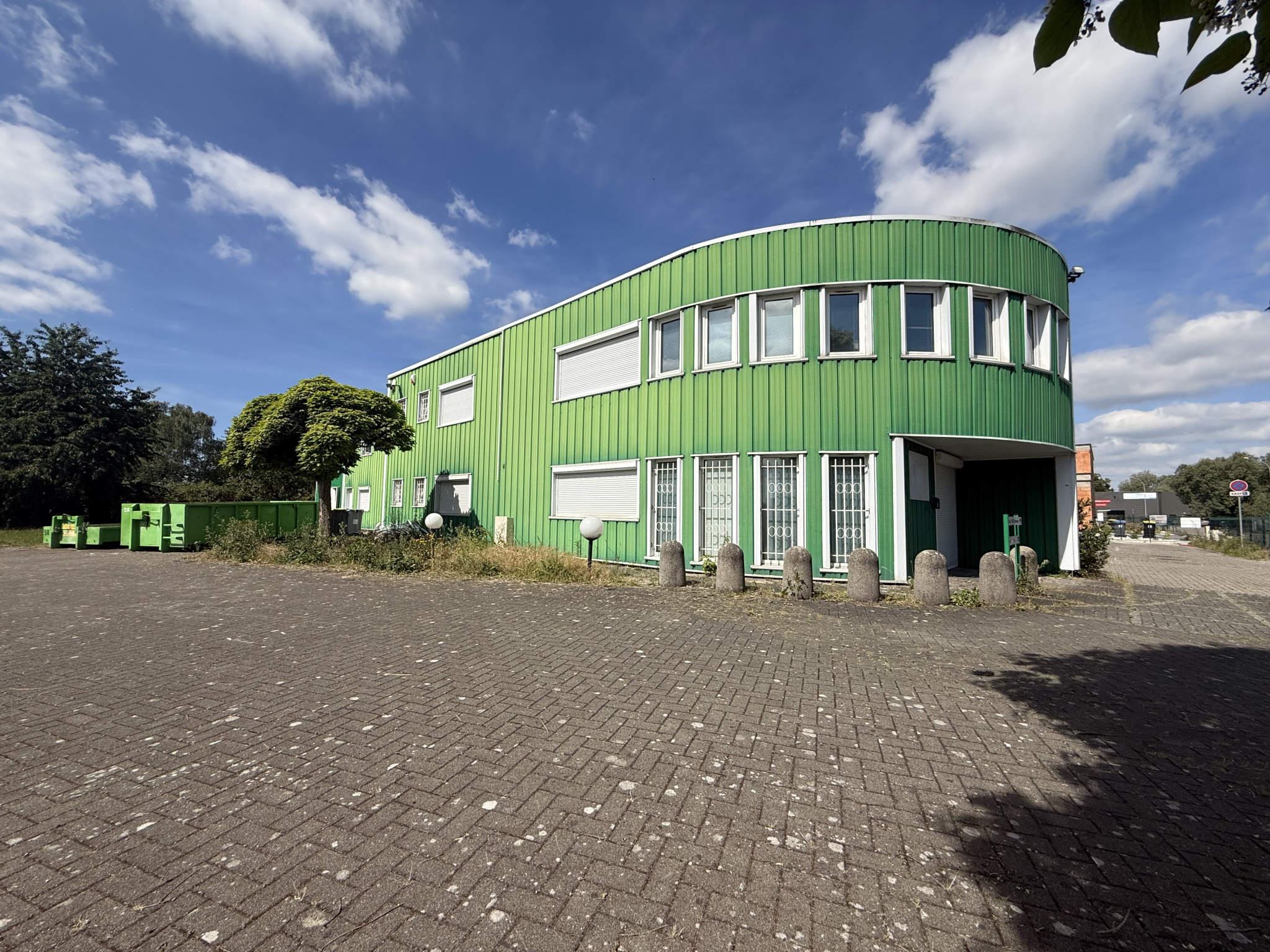 Hall stockage , bureaux 280 m2 .