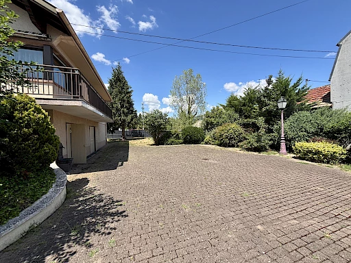 Élégante maison familiale de 220 m2 sur un magnifique terrain arboré de 15 ares