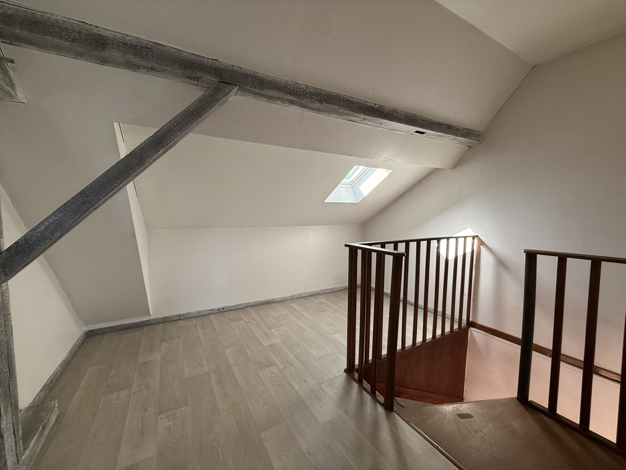 Beau duplex 4/5 P 83m2hab./ 104m2 sol avec garage et cave.