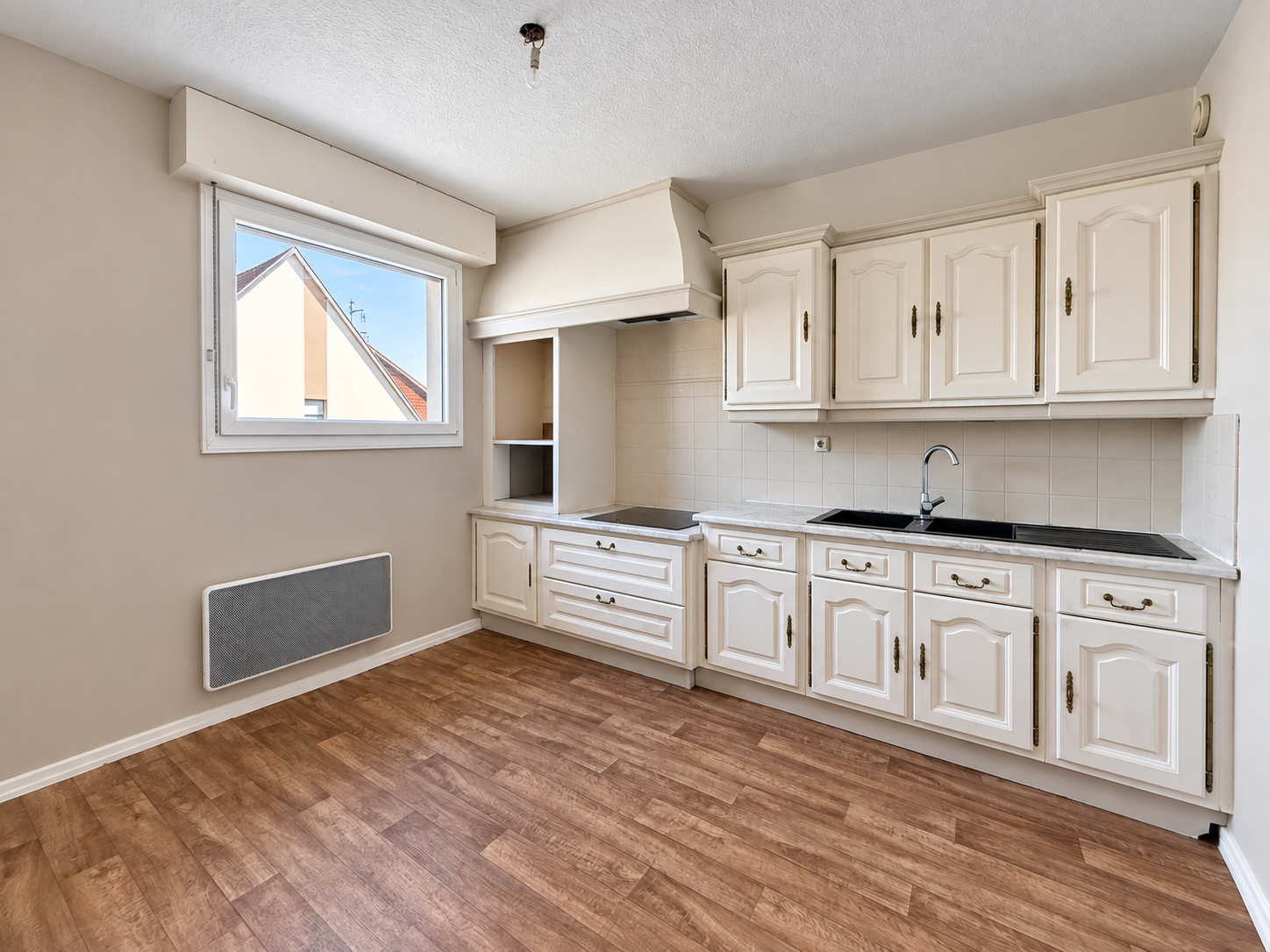 Beau duplex 4/5 P 83m2hab./ 104m2 sol avec garage et cave.