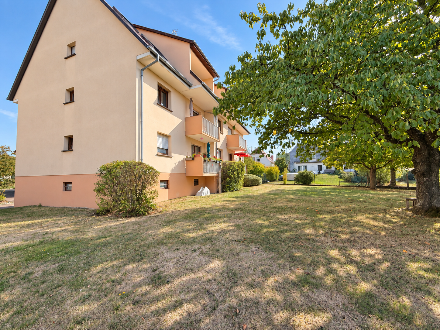 Beau duplex 4/5 P 83m2hab./ 104m2 sol avec garage et cave.